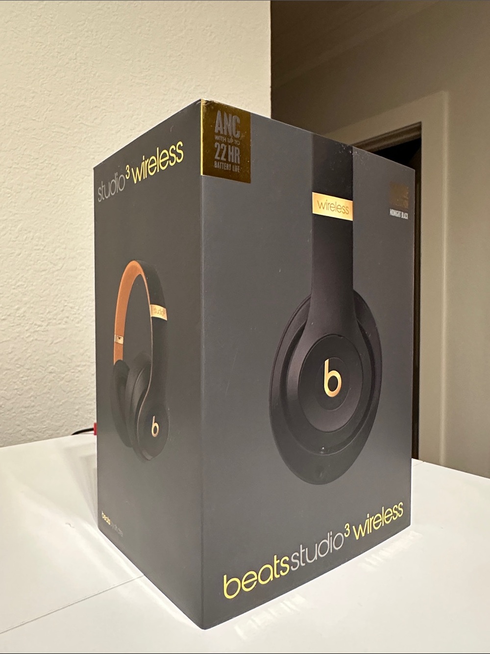 Beats Studio3 Wireless Headphones - Black & Gold - Picture 10 of 10